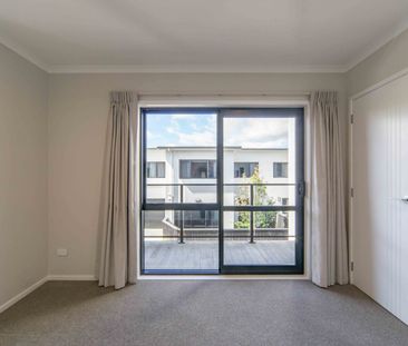 Beautifully Presented Executive Townhouse - Photo 6