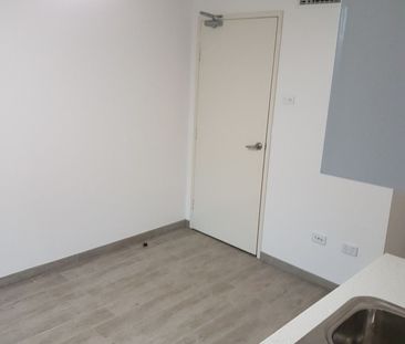 STUDIO ROOM WITH SHARED KITCHEN & LAUNDRY - Electricity and water i... - Photo 3