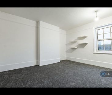 3 bedroom flat to rent - Photo 4