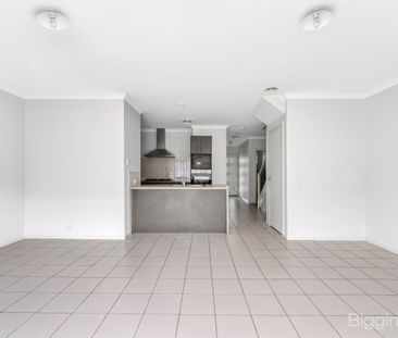 Attractive Townhouse in Prime Parkland Position - Photo 3