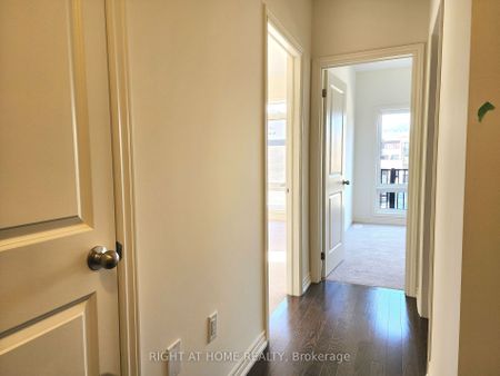 Condo Townhouse For Lease | E8123128 - Photo 4