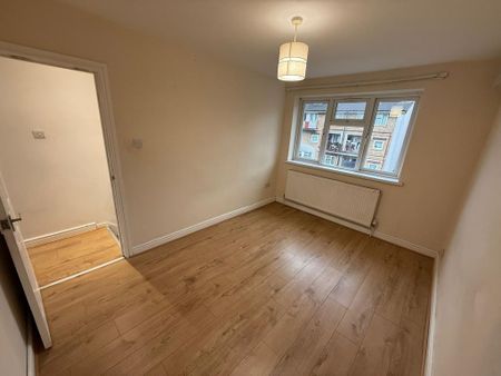 3 bedroom flat to rent - Photo 4