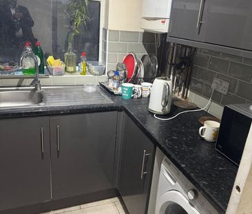 Room in a Shared House, Priory Road, CR0 - Photo 3