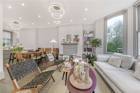 A modern first floor two bedroom apartment with access to communal gardens. - Photo 2