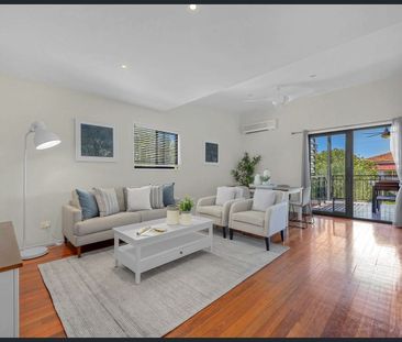 Sprawling 2 level townhouse as big as a house! - Photo 2