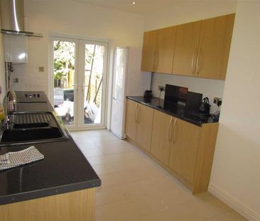 4 bedroom terraced house to rent - Photo 5