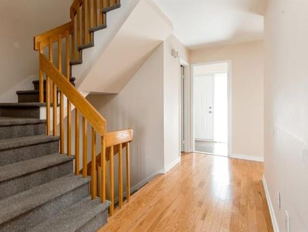 555 Montrose Drive - Photo 4