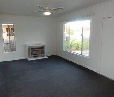 Comfortable 3 Bedroom Home in a Convenient Location - Photo 1