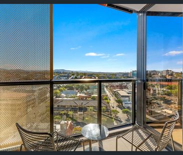 Furnished Modern 1-Bedroom Apartment in the Iconic FV “Flatiron” Tower - Photo 6