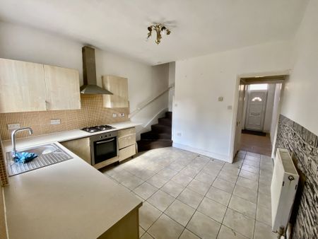 Two‑bedroom home on Dale Road, Derby. Features a living room, dining kitchen, and ground‑floor bathroom with three‑piece suite. Two double bedrooms upstairs. Rent £800, deposit £800. Available now. Family friendly. Bills excluded. Contact Property Options to view. - Photo 5