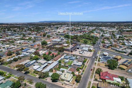 Modern Three-Bedroom Home Close to the CBD - Photo 5