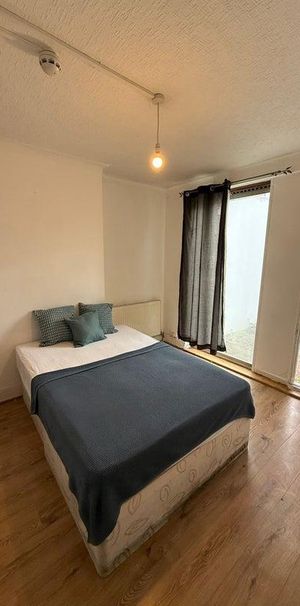 1 bedroom in a flat share to rent - Photo 1