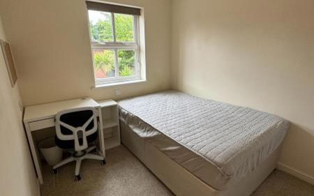 ** STUDENT HOUSE ** Immaculate four bedroom student house available on a furnished basis with bills (electricity, gas, water, internet and TV license) included in the rent. - Photo 4