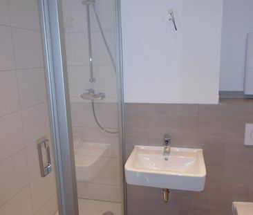 Großzügiges Wohnzimmer und eleganter Design-Bodenbelag in den Räumen - Photo 5