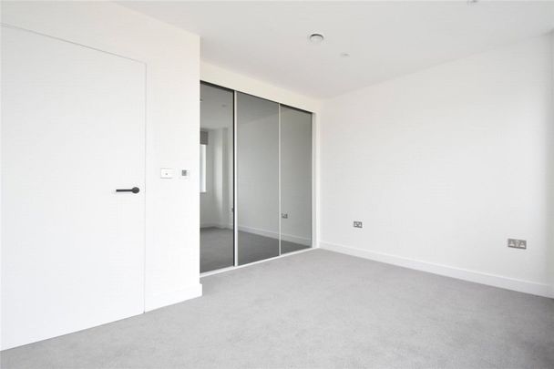 A brand new beautiful 1 bedroom apartment situated in this popular development just to the North West of Cambridge. Amtico flooring and under floor heating. Secure parking space. Unfurnished. - Photo 1