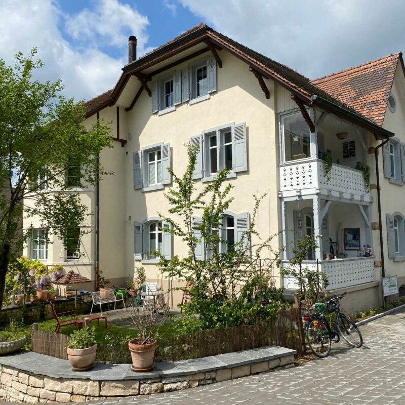 Stilvolle, kernsanierte 3.5-Zimmerwohnung im EG einer charmanten Villa an ruhiger Lage - Photo 2