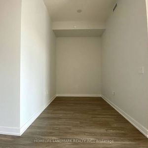 Burnhamthorpe/Parkside Village-Spacious Modern 1Bdrm+Den 1Bath&Parking - Photo 2