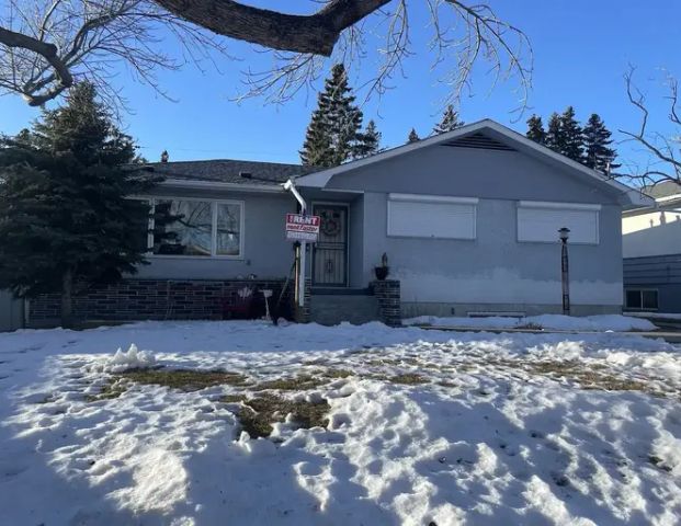 Beautiful 1250sgft 3 bedroom house, furnace, washer,dryer ,DW, hardwood,Tile | 4807 1 Street Northwest, Calgary - Photo 1