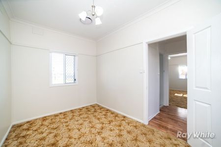 Renovated 2 Bedroom with Ducted Air Conditioning - Photo 3