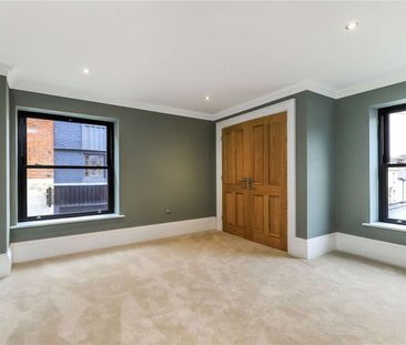 Two bedroom City Centre apartment. Head Lease no pets - Photo 5