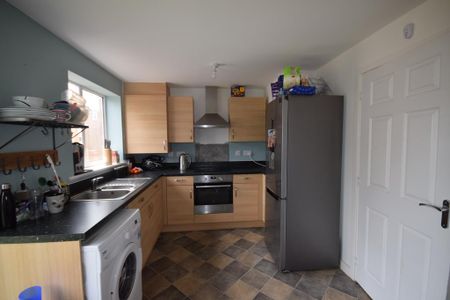 3 bedroom semi-detached house to rent - Photo 3