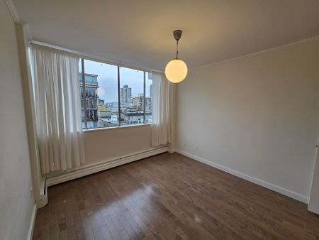 Bright Corner One-Bedroom with Southwest Views – Steps to the Stanley Park & the Seawall! - Photo 5