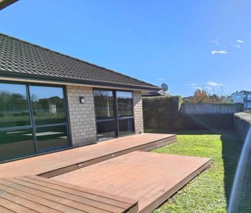 Brick and Tile Upmarket Executive Home - Photo 2