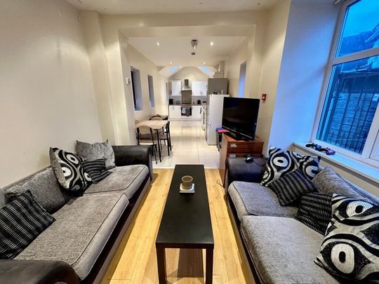 5 bedroom semi-detached house to rent - Photo 1