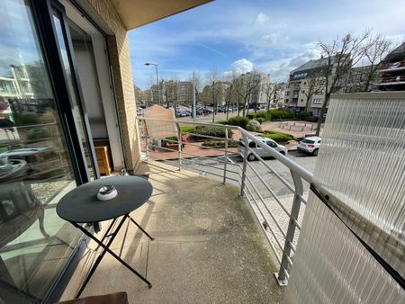 Ruim zonnig appartement met drie slaapkamers, twee badkamers en terras in een gebouw op de Markt. - Foto 2