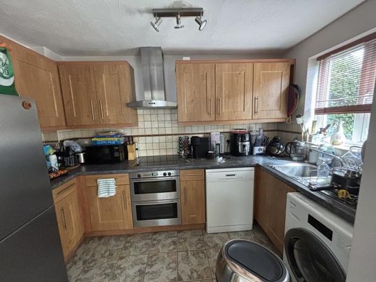 Double room with private bathroom, Parking Permit and excellent public transport links - Photo 1