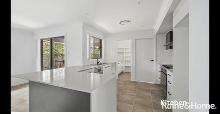 4 Bedroom townhouse in gated complex - Photo 4