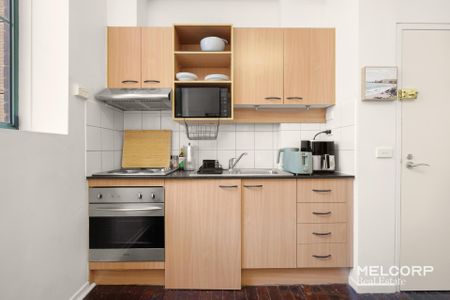 FURNISHED ONE-BED PLUS STUDY IN THE CITY - Photo 4