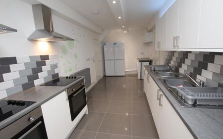 If you are looking for a room to rent in a house share, then this could be the property for you. The room comes furnished the house is presented well throughout. Please contact us for further details... - Photo 2