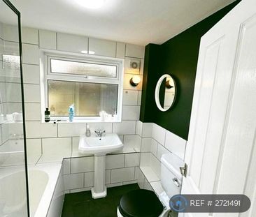 3 bedroom end of terrace house to rent - Photo 2