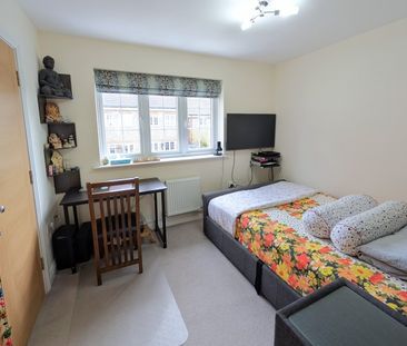 Shetland Close, Woking - 2 bedrooms Property for lettings - Seymours - Photo 3