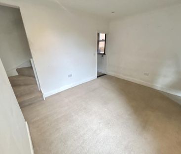 3 bedroom end of terrace house to rent - Photo 2