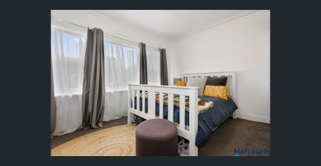 Charming 3-Bedroom Cottage in East Devonport - Photo 3