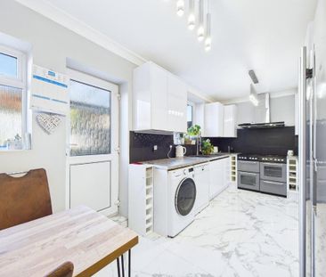 3 bedroom end of terrace house to rent - Photo 1