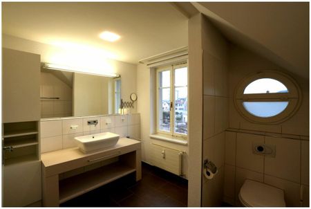 Moderne 2.5-Zimmer-Dachwohnung in Bahnhofsnähe mit hochwertigem Innenausbau - Photo 4