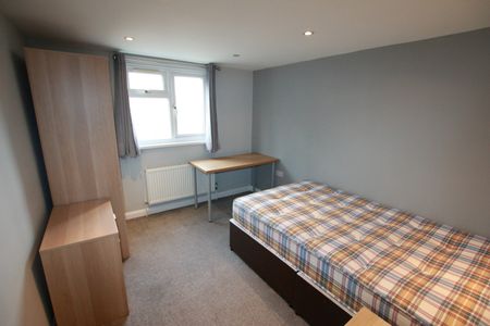 6 Bed Terraced House, Grange Avenue, RG6 - Photo 4