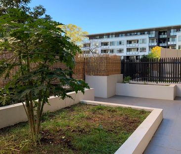 Two Bedroom Apartment With Courtyard and Private Access - Photo 3