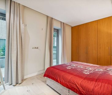 An exceptional one bedroom apartment set within a prestigious moder... - Photo 6