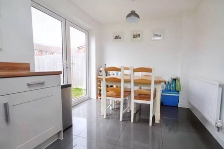 3 bedroom semi-detached house to rent - Photo 3