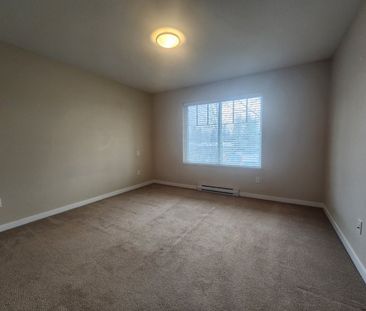 Three Bedroom Townhouse in Sullivan with Yard and Garage - Photo 3