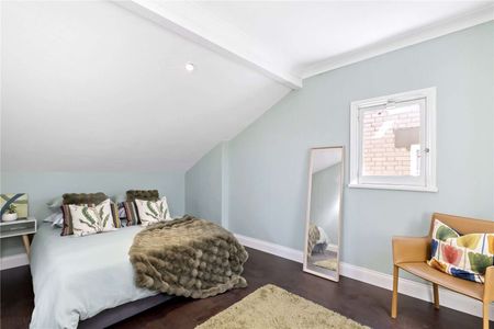 A spacious four bedroom part-furnished home - Photo 5
