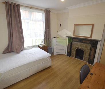 4 bedroom end of terrace house to rent - Photo 2