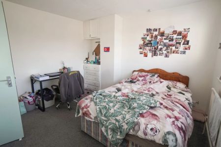 To Rent Ensbury Avenue, Ensbury Park, Bournemouth, BH10 £3,300 pcm Tenancy Info - Photo 2