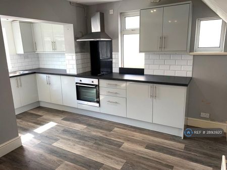 4 bedroom end of terrace house to rent - Photo 5