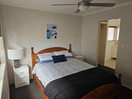 Broadbeach Waters - Photo 3