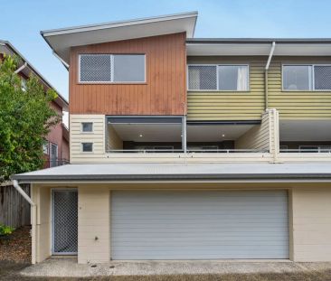 “Water Included - Three-Level Townhouse in Prime Everton Park Locat... - Photo 2